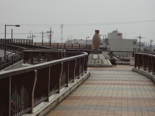 『下館駅ペデストリアンデッキ　人面土器』の画像