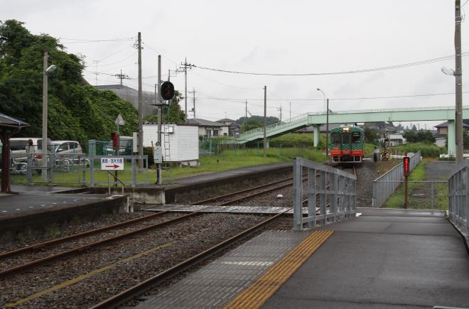 『真岡鐵道真岡線　折本駅ホーム入ってくる列車』の画像