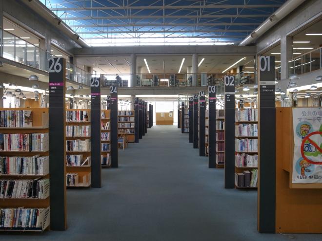 『筑西市立中央図書館　本棚』の画像